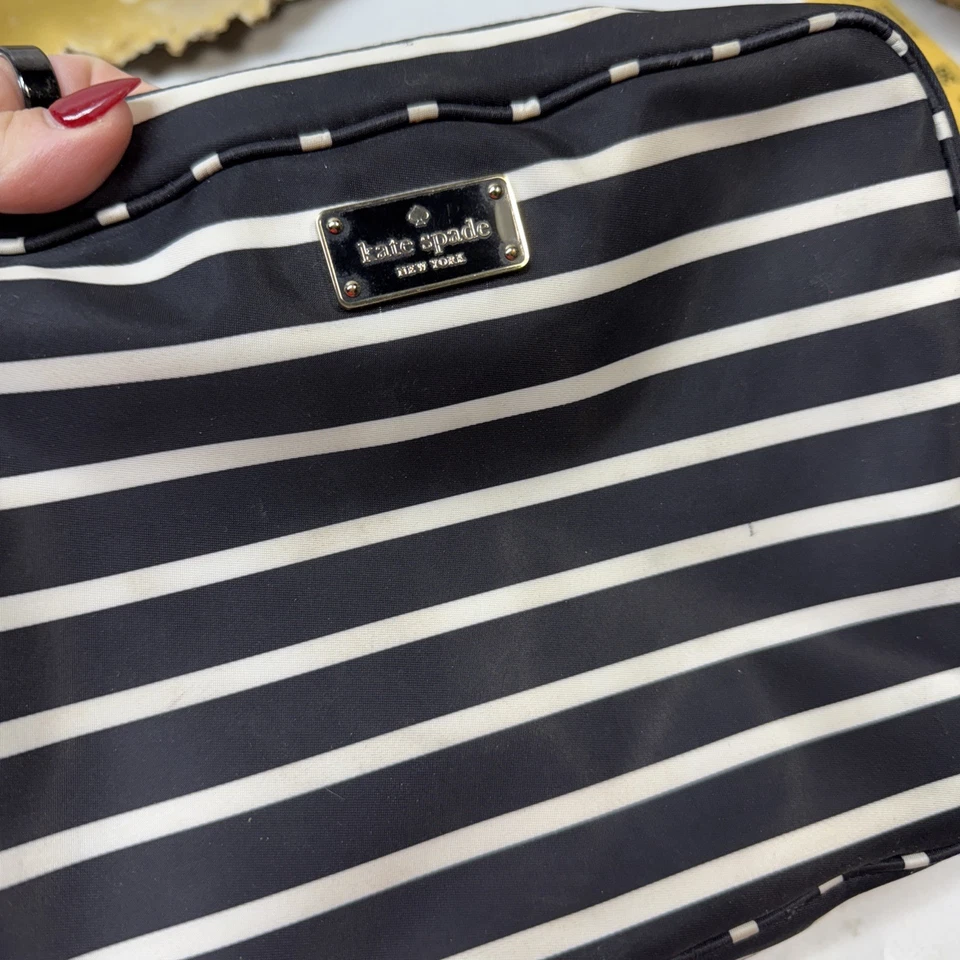 Bolsa de cosméticos/artículos de tocador KATE SPADE a rayas negras/blancas leer Foto 2 de 4