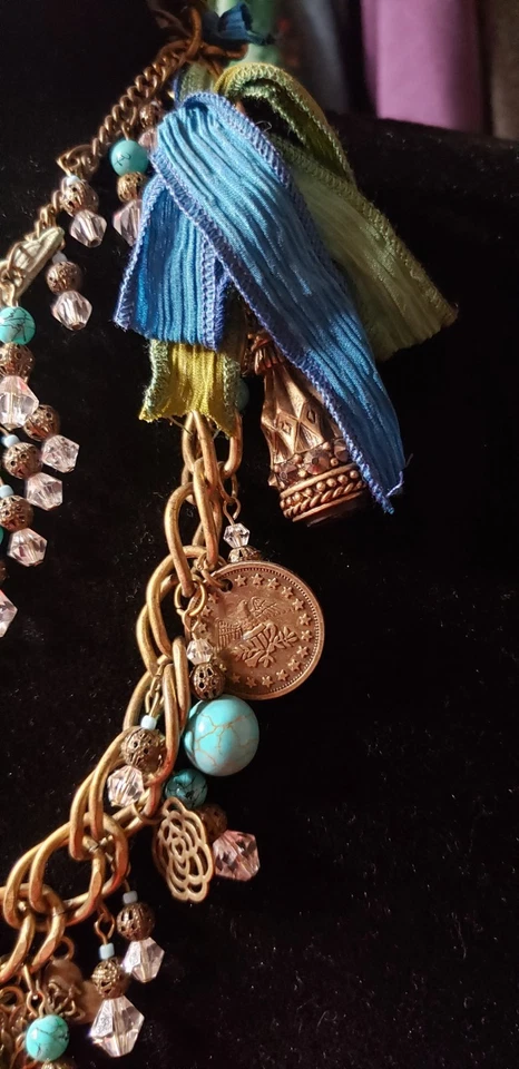 JBTB Swallow, collar con dijes, 11 pulgadas de largo, tono dorado antiguo, cinta azul/verde Foto 4 de 4