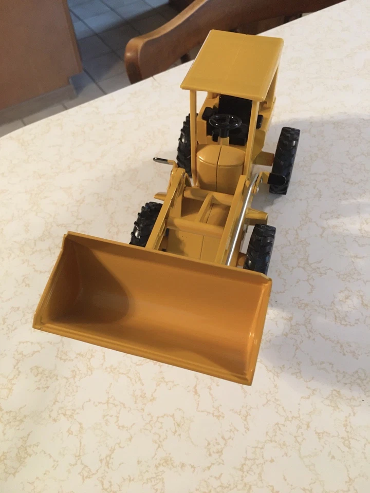 ERTL , DEERE , LOADER . BRAND NEW . NO BOX . - Image 3 of 4