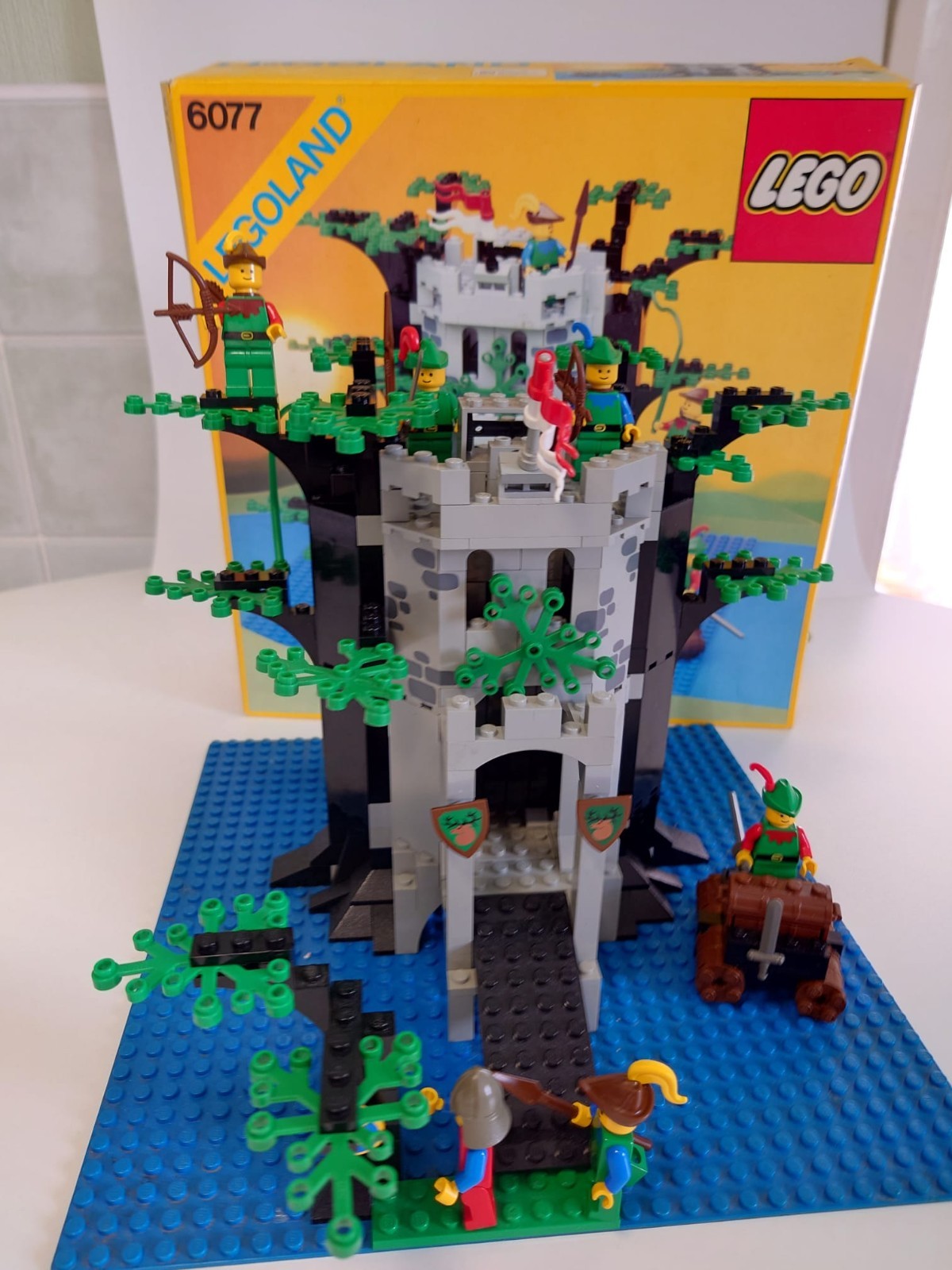 LEGO Castle 6077 Forestmen's River Fortress Complete with Box & Instructions