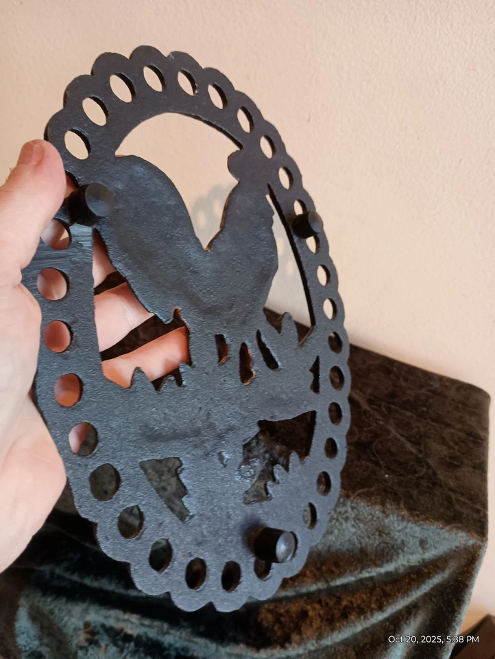 Remache de cocina gallo con patas de hierro fundido Foto 4 de 4