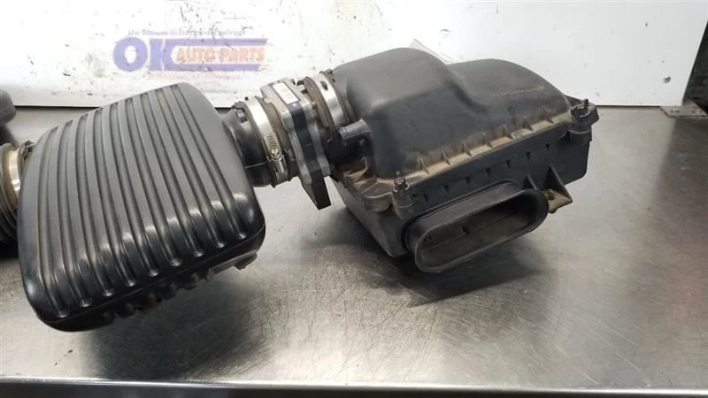 96 CHEVY IMPALA SS 5.7L AIR CLEANER AIR BOX ASSEMBLY WITH RESONATORS - Image 3 of 4