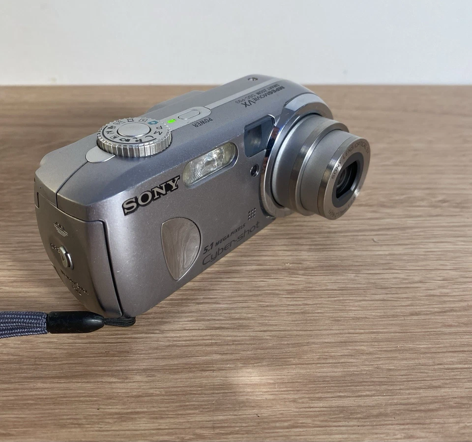 Sony Cyber-shot DSC-P93 5.1MP Digital Camera 3x Zoom Silver & Memory Stick Pro - Image 4 of 4