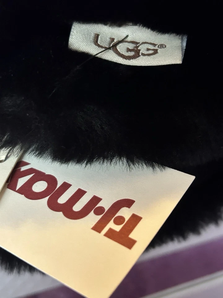 UGG Gloves with Fur (Women’s Size SMALL) Black New with Tags - Image 4 of 4