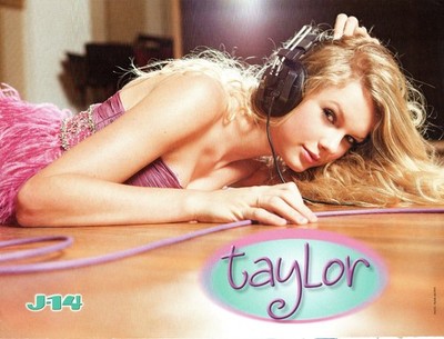 TAYLOR SWIFT Listening to Headphones 8''x10'' Pin-Up b/w Paramore/Hayley Williams
