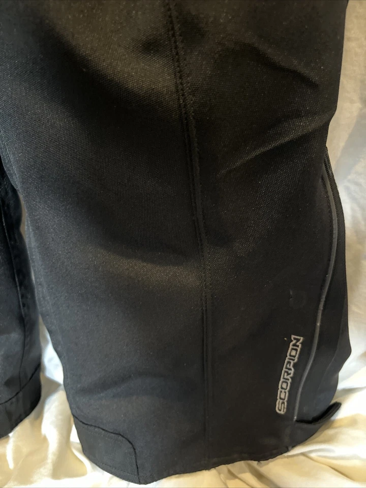 Calça preta para motocicleta Scorpion EXO Medina RN # 36316 tamanho grande com forro em excelente estado usado - Imagem 2 de 4