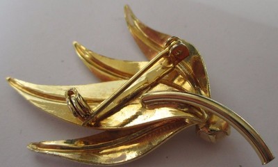Broche Bijou Vintage Couleur Or Finement Travaillée Avec Perle En Verre - Occasion