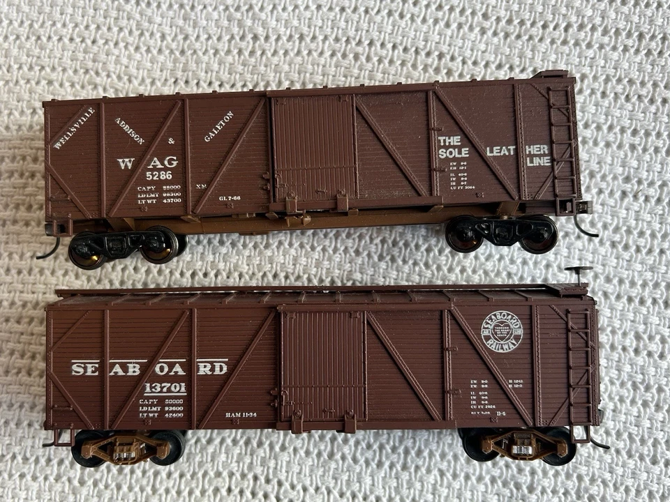 Two HO Roundhouse Wooden 40’ Boxcars - (NICE CONDITION) - Image 2 of 4