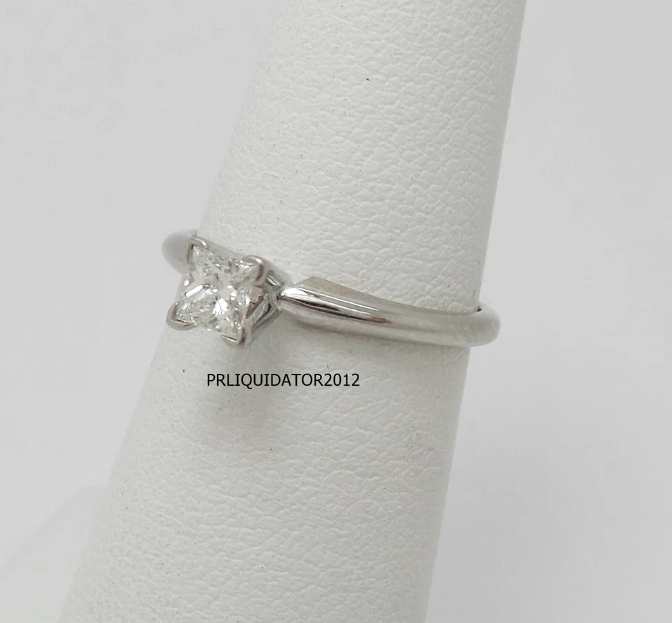 Anillo de boda solitario de diamantes princesa naturales de 1/4 quilate de oro blanco de 14 k Foto 2 de 4