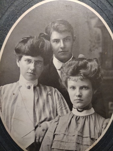 INCREDIBILE set di 2 foto tessere armadio famiglia vittoriana abbinate scattate lo stesso giorno - Foto 5 di 12