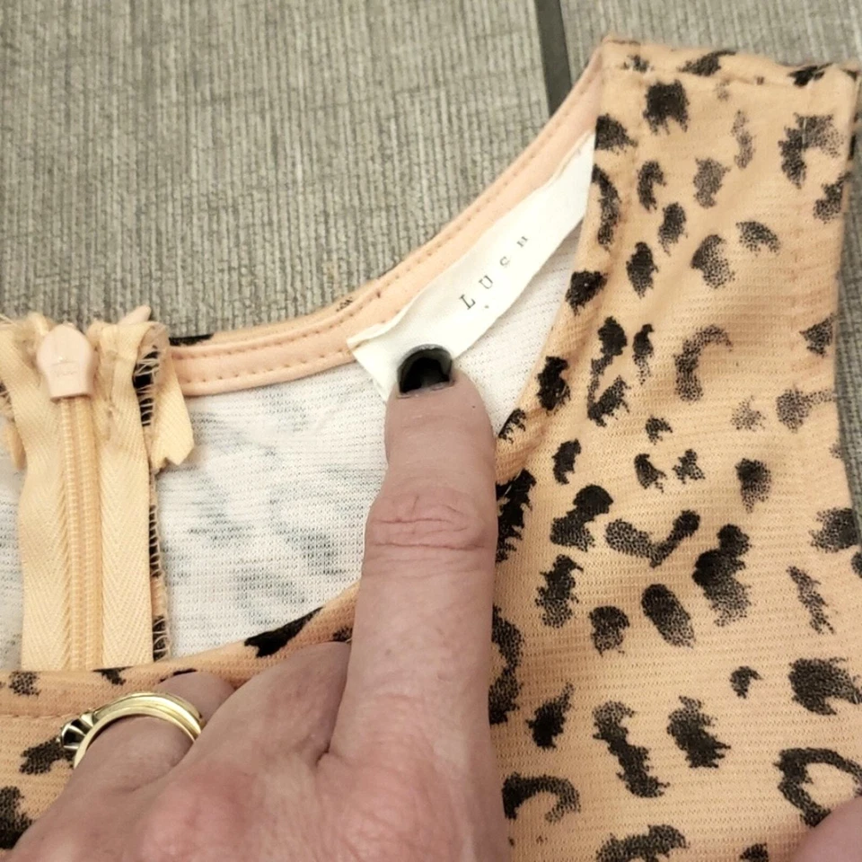 LUSH Peach/Pink Animal Print Peplum Sleeveless Tank Blouse Size Medium - Imagem 2 de 4