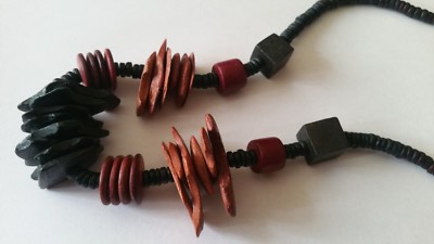 Kette aus Holz oder auch Kunststoff 
