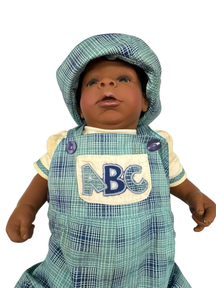 Muñeca bebé niño vintage afroamericana afroamericana de vinilo grande Danbury como nueva con mono Foto 2 de 4