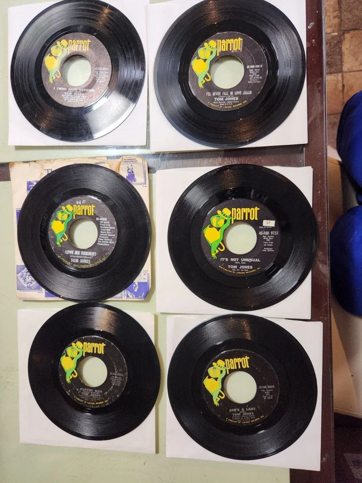 TOM JONES/ENGELBERT HUMPERDINCK LOT - 37 Record Lot (45's) 1960s & 1970s 7 inch Foto 3 de 4