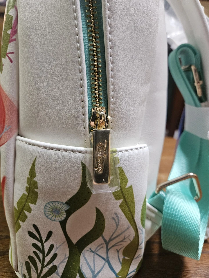 Mini Mochila Floral Danielle Nicole Disney La Sirenita. Foto 2 de 4