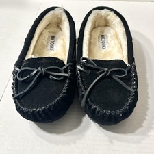 NWOB Minnetonka Cally Moccasin Slippers Women  s 8 Black Shearling Suede Cozycore