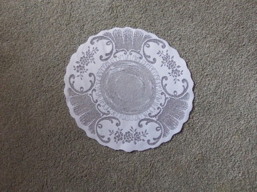 White lace Tea Time design Doily 15“round set of 2 - Picture 3 of 3