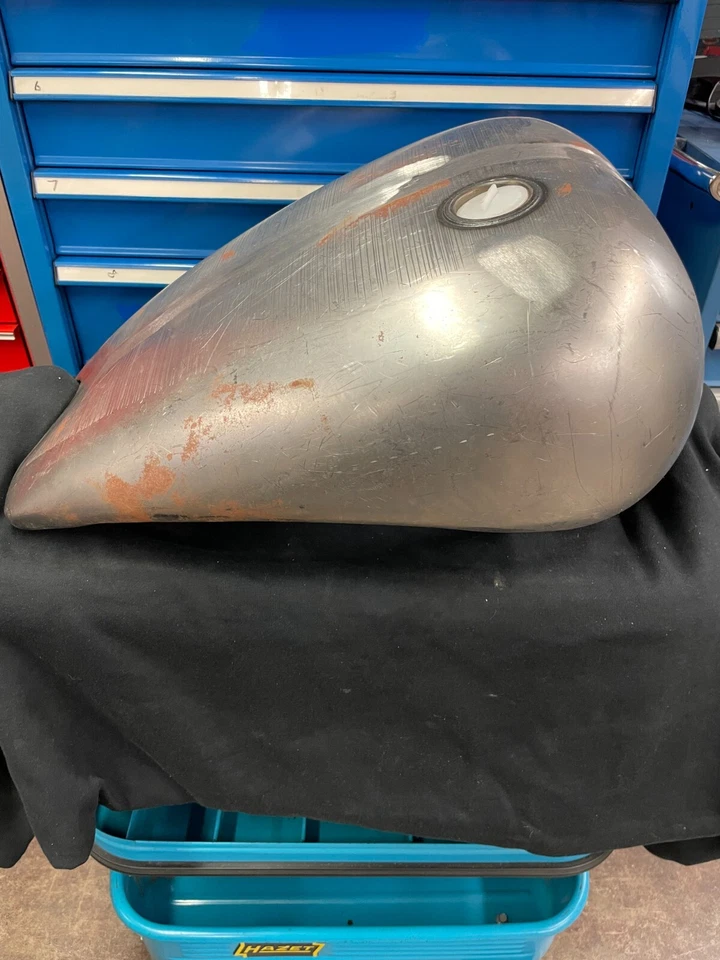 Tanque extendido de una pieza Drag Specialties con tapa lisa - DS-390392 Foto 2 de 4