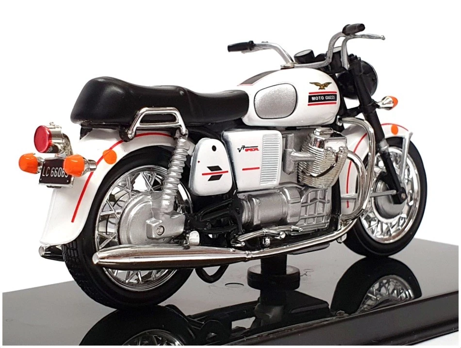 Atlas Editions 1/24 Scale 4 658 117 - 1967 Moto Guzzi V7 Special - White - Image 2 of 4