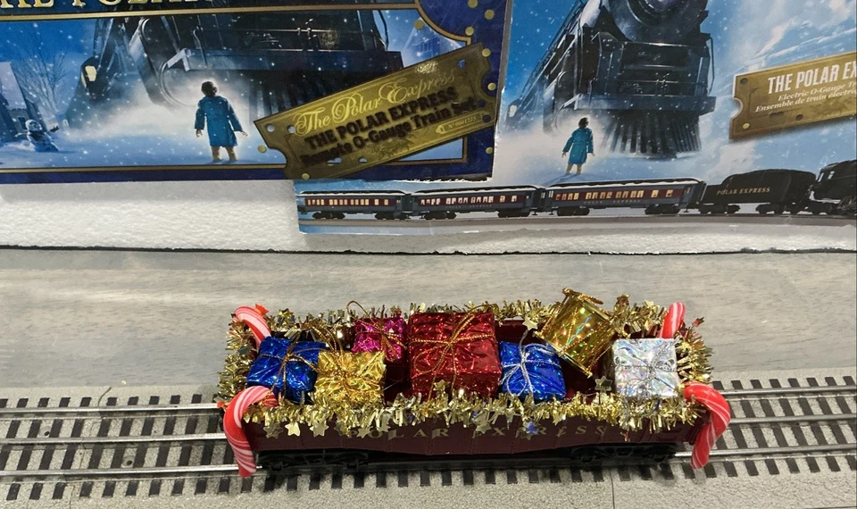 Lionel POLAR EXPRESS CUSTOM CHRISTMAS GONDOLA WITH PRESENTS P2 - Image 3 of 4