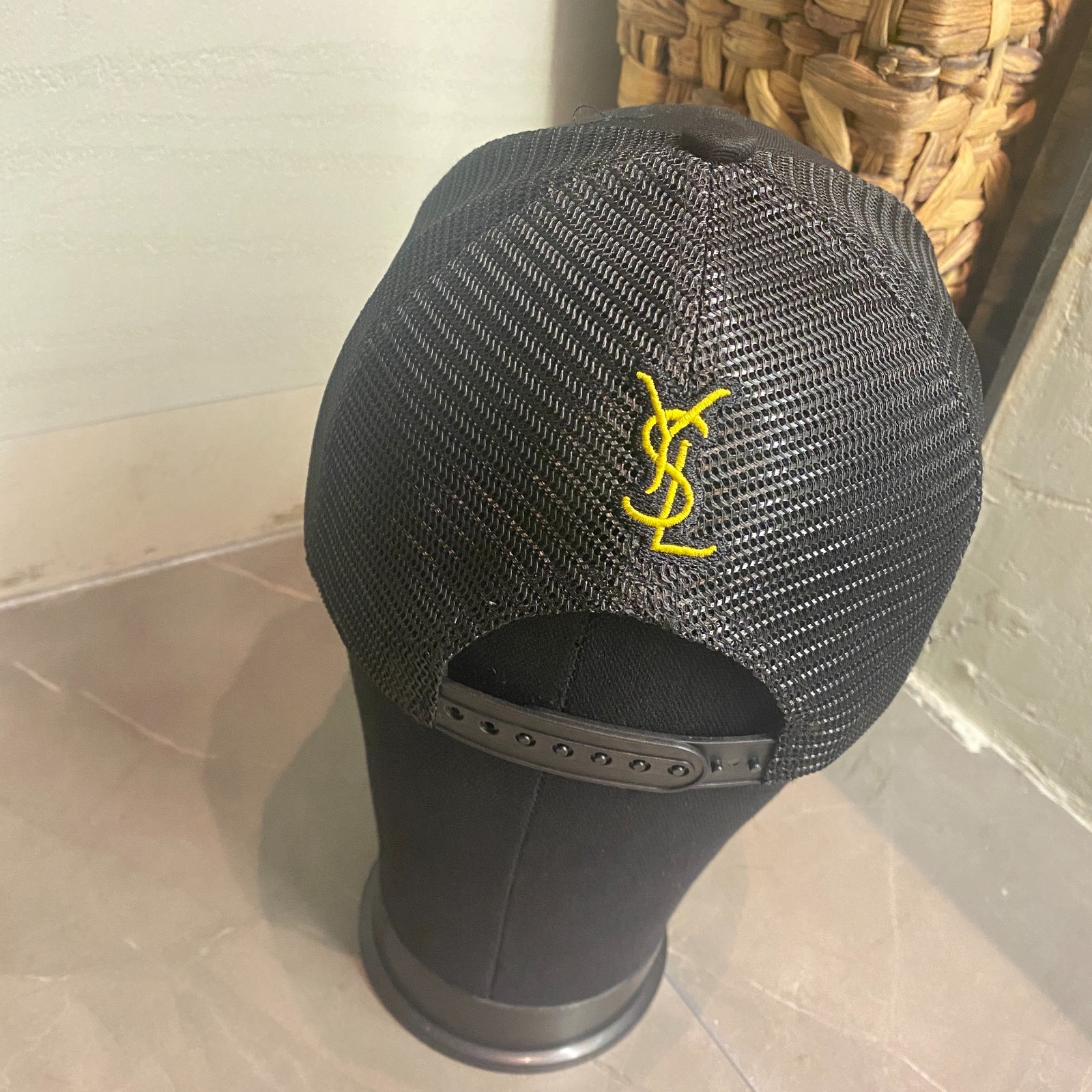 Cappello da baseball Yves Saint Laurent unisex maglia regolabile casual YSL nero nuovo