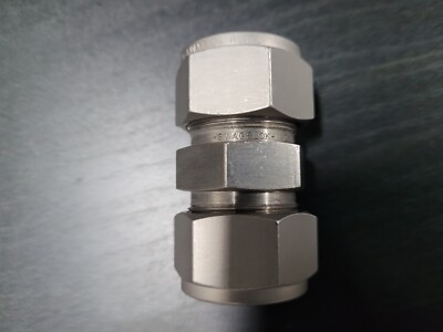 Swagelok SS-1210-6 Stainless Steel 3/4'' Tube Union Fitting.