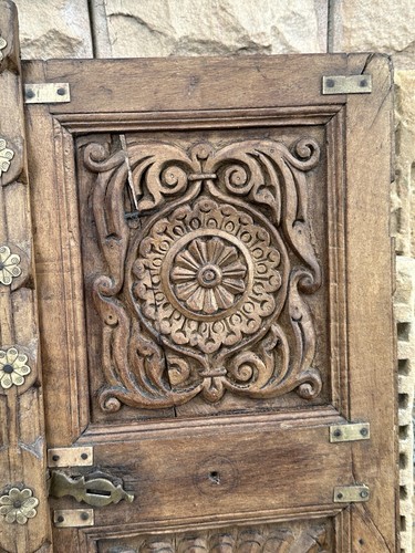 Antigua puerta de ventana de madera tallada a mano rara Rajasthani sin marco trabajo de latón - Imagen 4 de 11