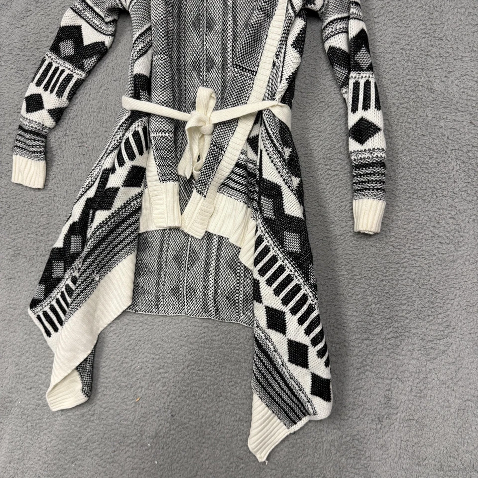 Cárdigan suéter Charlotte Russe para mujer mediano negro blanco tejido azteca con cinturón Foto 4 de 4