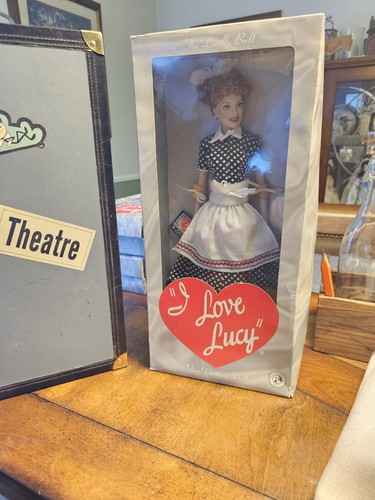 Franklin Mint  I Love Lucy 16" vinyl Lucille Ball doll + 8 Outfits+ Trunk - Picture 3 of 14
