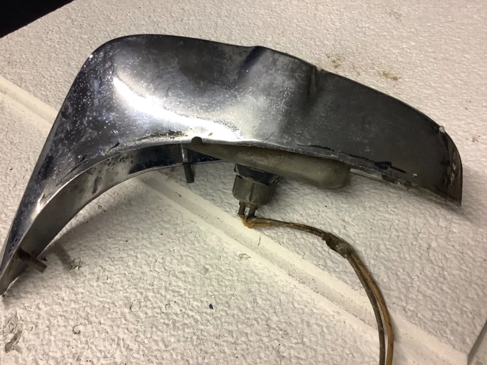 Conjunto de carcasa de luz trasera izquierda Kaiser 1949-50 Foto 3 de 4