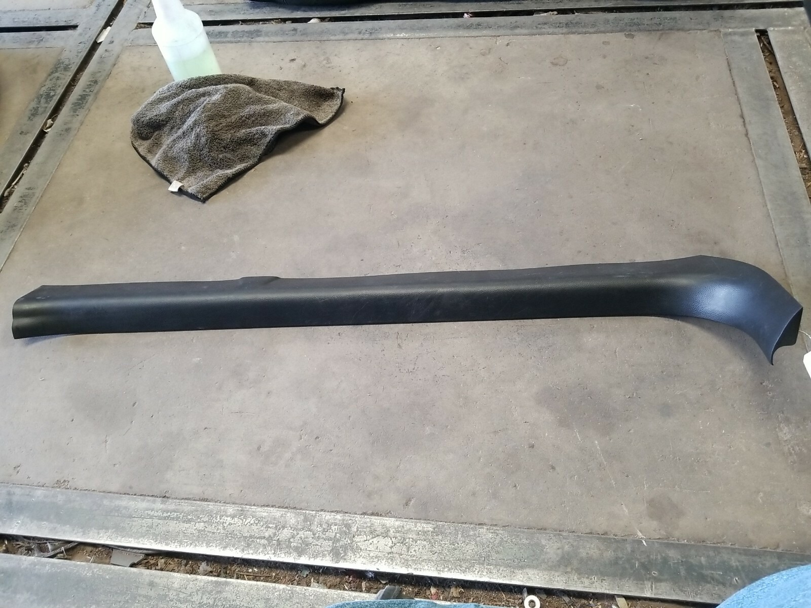 0915 Infiniti G37 Coupe Q60 Front Right Door Kick Plate Trim