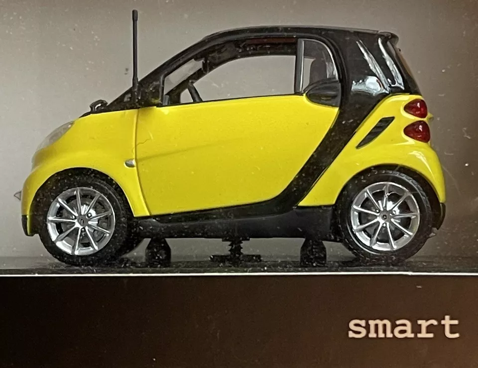 SMART FORTWO COUPE 1:43 TOY YELLOW METAL CAR MODEL BOX DAIMLERCHRYSLER MERCEDES - Image 2 of 4