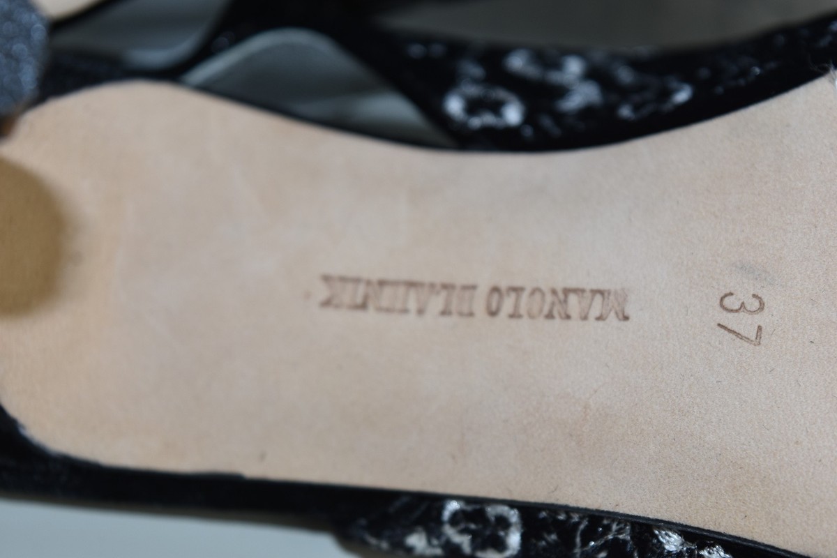 Escarpins Manolo Blahnik En Velours Noir Brodé - Modèle FEGATALA Taille 37