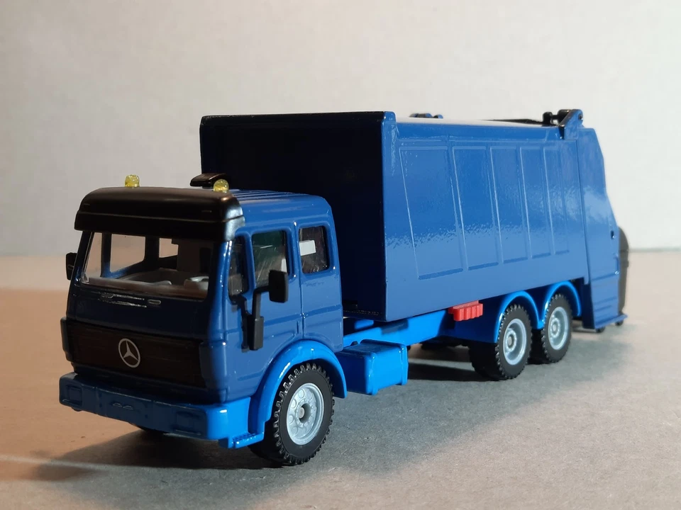 Siku 2926 / 2820 Mercedes Benz SK Müllauto blau mit Mülltonne, Vitrinenmodell - Bild 4 von 4
