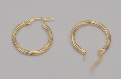 Kleine Creolen aus 10 Karat Gelbgold - 18,7 mm gedrehtes Röhrendesign