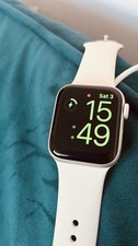 Apple Watch SE 3 40mm GPS 32GB Starlight - 100% battery- with box