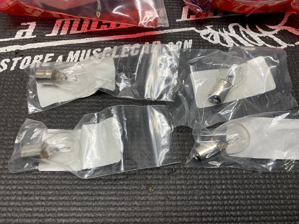 Conjunto de lanterna traseira Chevrolet Corvette 1975-1979 com luzes de apoio mostra kit correto - Imagem 4 de 4