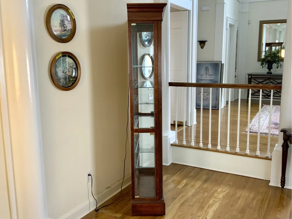 Vintage Illuminated Mahogany And Glass Vitrine Display Cabinet - Image 2 of 4