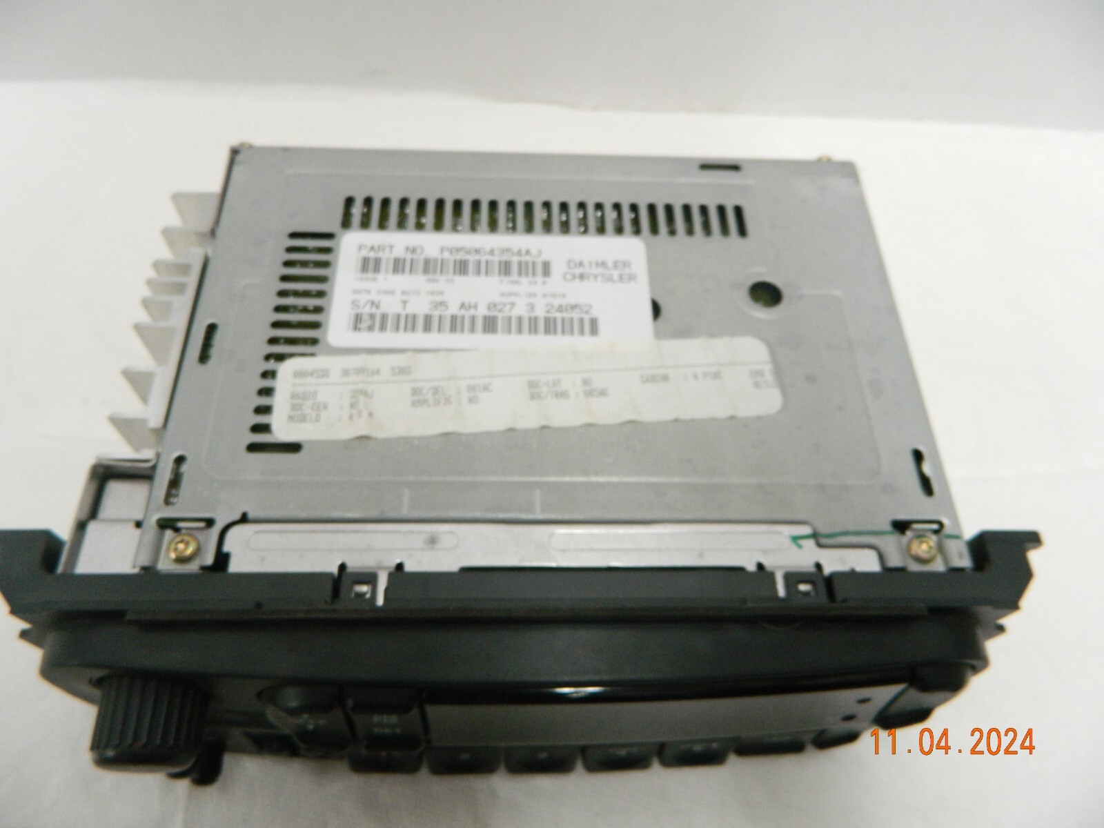 CHRYSLER DAIMLER CAR AUDIO HI FI PLAYER CAR RADIO P05064354AJ