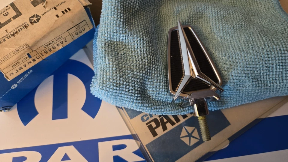 Adorno de capucha Plymouth Belvedere 1965 nuevo de stock/satélite Mopar #2449861 Foto 3 de 4