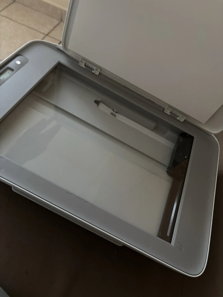 HP DeskJet 2720e Stampante Multifunzione a Getto d'Inchiostro a Colori - Bianca - Immagine 3 di 4