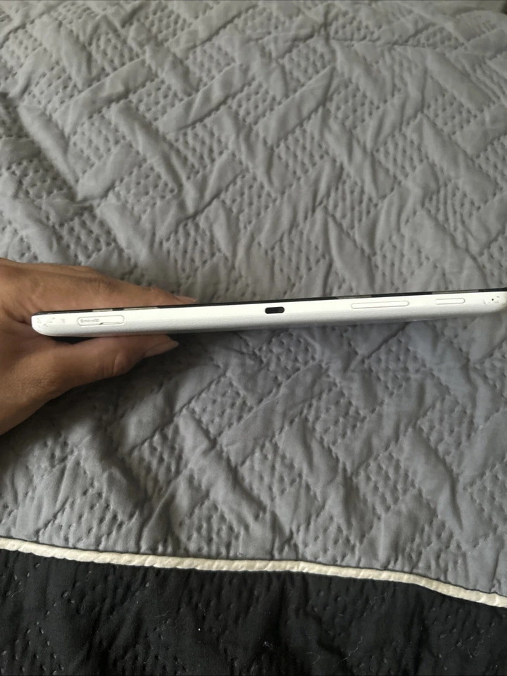 Samsung Galaxy Tab 4 SM-T230NU with 2 chargers and charger box (Bundle) - Image 4 of 4