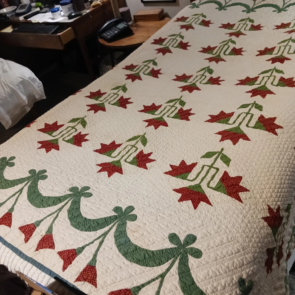 Vintage Quilted Appliqued Floral Tulip Quilt Hand Sewn 79" by 81", Carolina Lily - Image 2 of 4