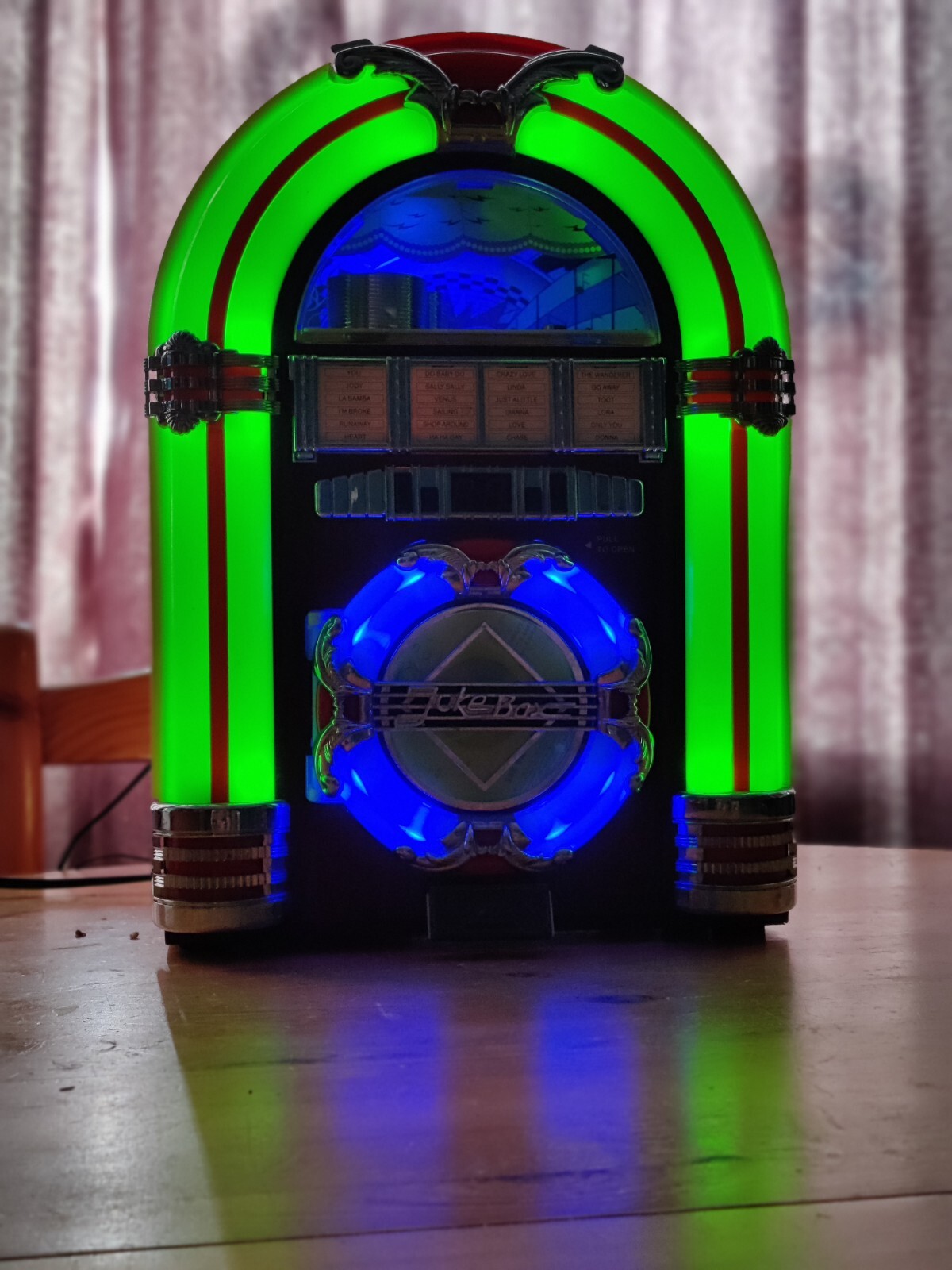 Steepletone Light Up Mini Jukebox Style CD Player with FM AM Radio And