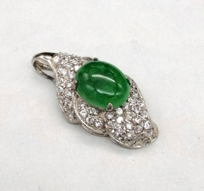 damen anhänger silber 925 mit grüner burma jade und leuchtend besetzten zirkonia