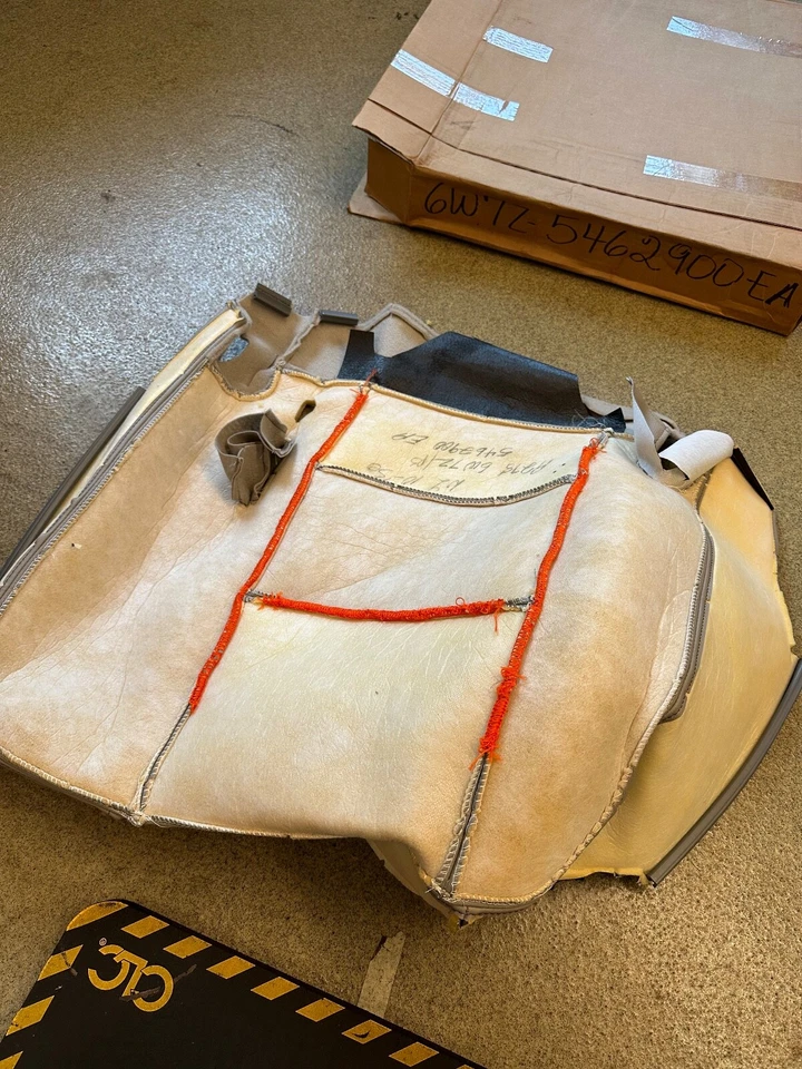 Nuevo OEM 2007-2010 Ford Crown Victoria Asiento Derecho Almohadilla Cojín Cubierta Vinilo Camel Foto 4 de 4