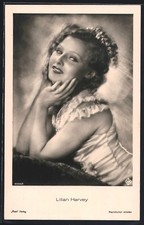 Schauspielerin Lilian Harvey in koketter Pose...