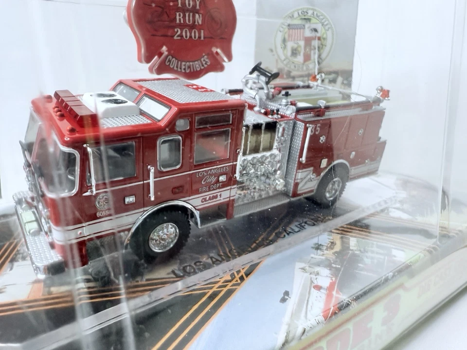 Bomba de montaje lateral Code 3 Collectibles Toy Run 2001 Los Angeles Pierce Dash 35 Foto 2 de 4