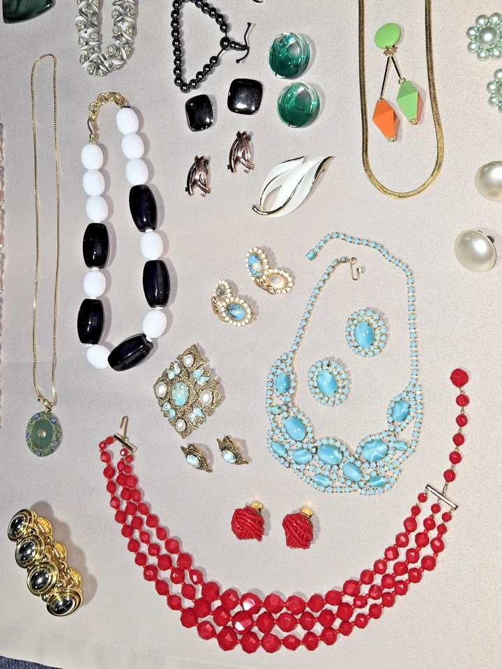 Enorme joyería de colección Coro, Napier, Trifari, Monet, Kramer y más-90 piezas Foto 3 de 4