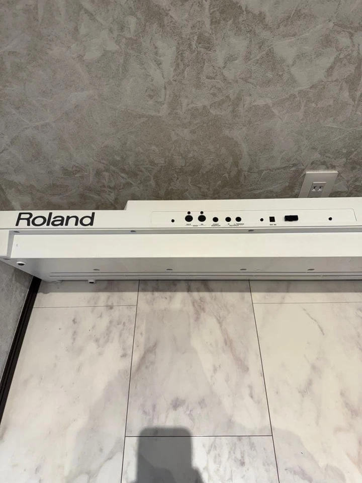 Roland E-09W Interactive Arranger Keyboard with Built-in Speaker White - Image 4 of 4